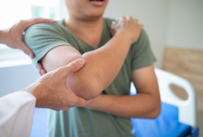 Durerile de umar la sportivi: cauze si optiuni de tratament