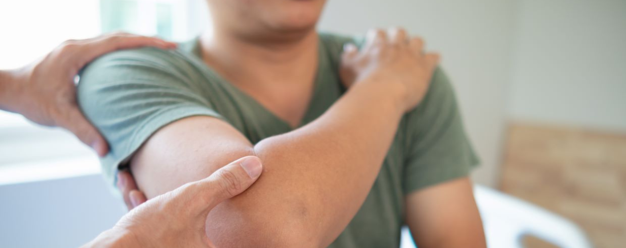 Durerile de umar la sportivi: cauze si optiuni de tratament