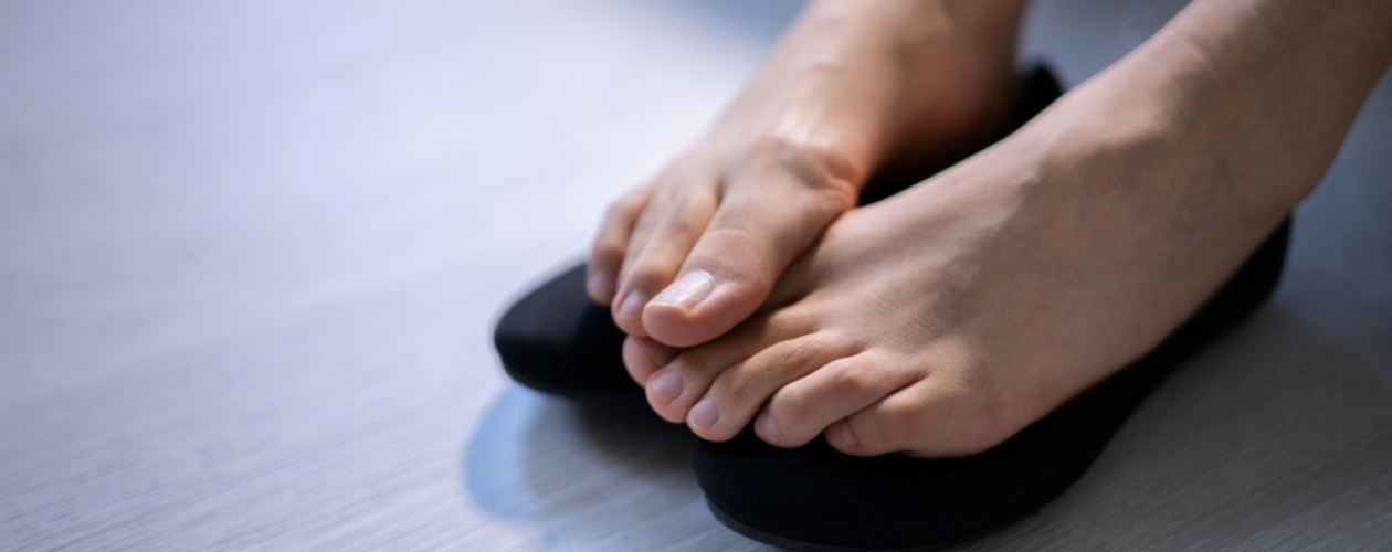 Picioare care transpira excesiv/abundent: cauze, tratamente