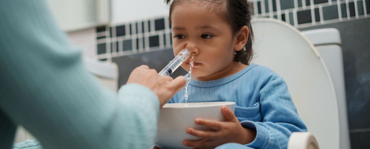 Lavajul nazal la bebelusi si copii. Ghid pas cu pas pentru o respiratie usoara