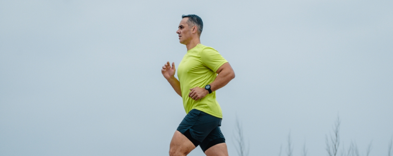 Dupa varsta de 30 de ani, masa musculara incepe in mod natural sa scada cu o rata de aproximativ 3-5% pe deceniu. Antrenamentele de forta efectuate in mod regulat pot ajuta la combaterea acestei pierderi musculare, mentinandu-va puternici odata cu inainta